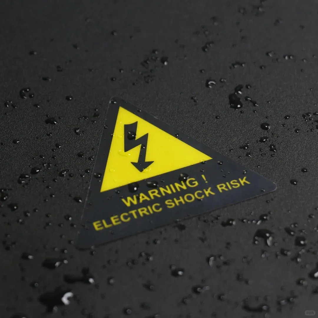 Quel matériau doit être choisi pour les autocollants imperméables?
