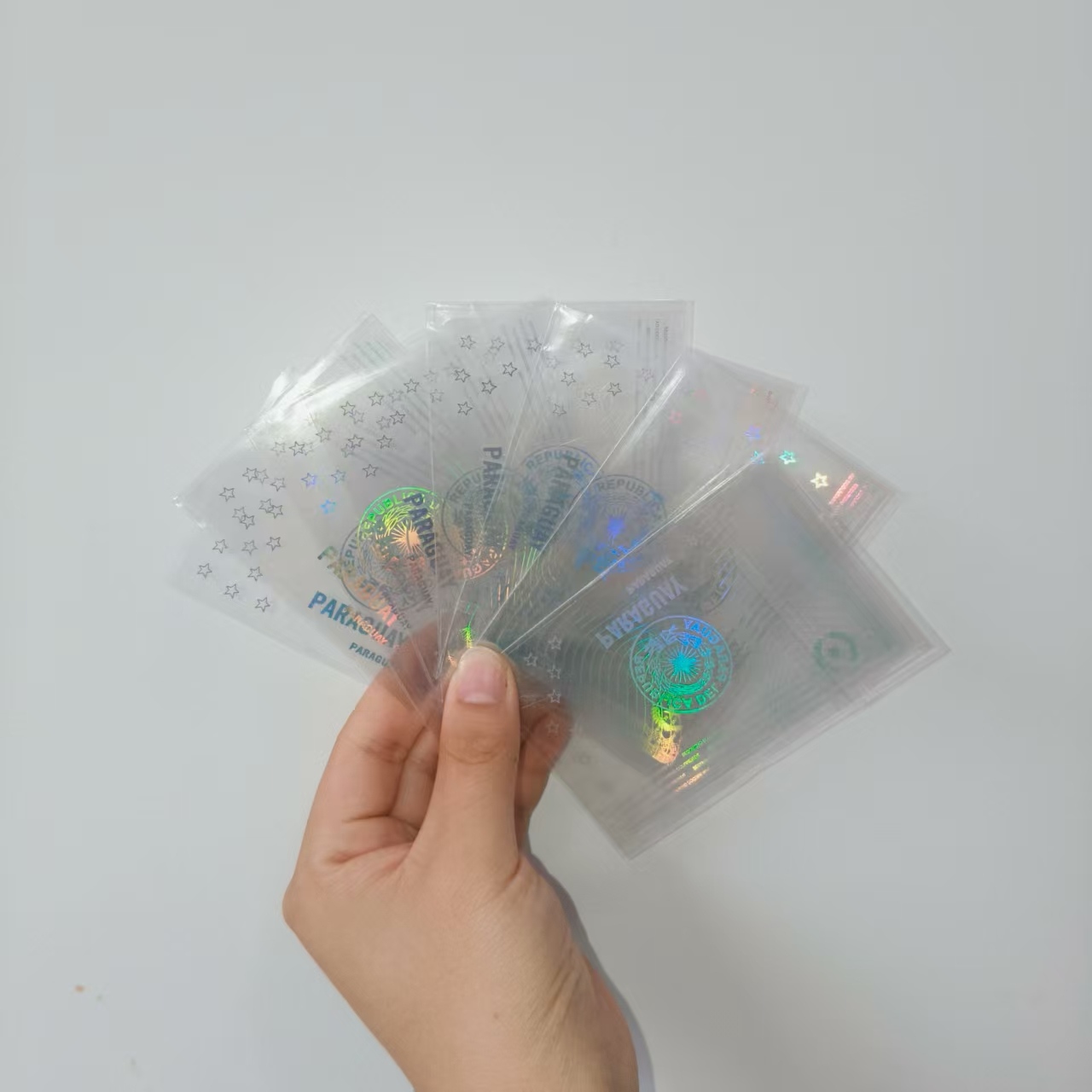 JoJo Pack expédie des autocollants de carte d'hologramme transparent au Paraguay