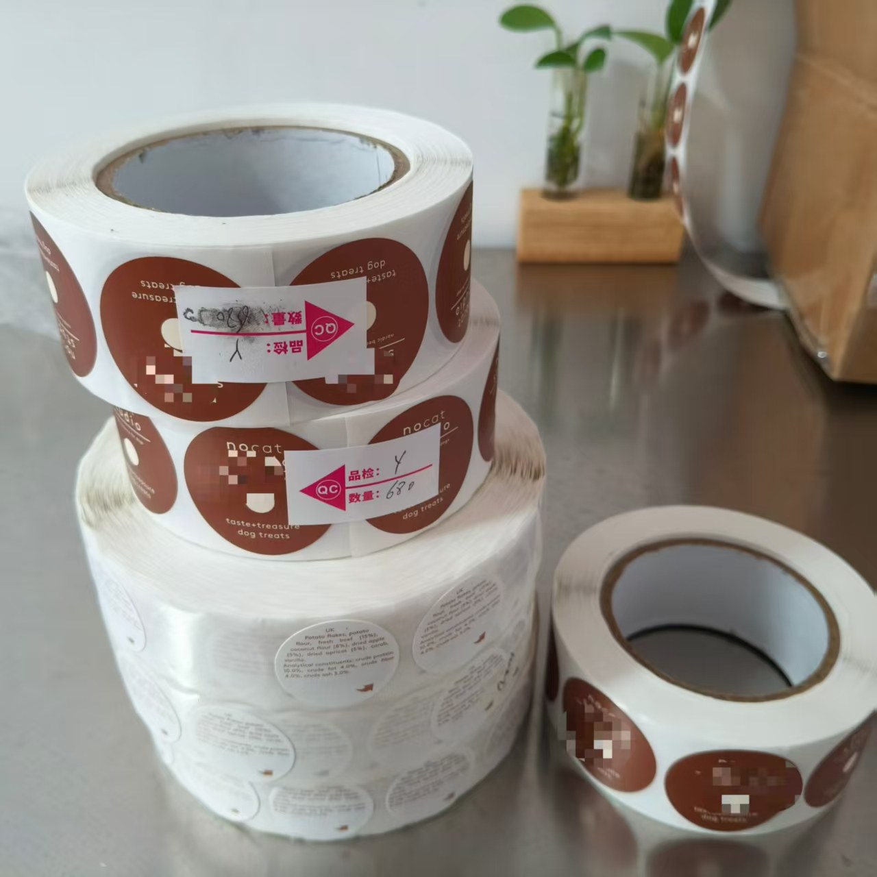 JOJO Pack prépare l'envoi d'autocollants personnalisés pour friandises pour chiens à un client danois