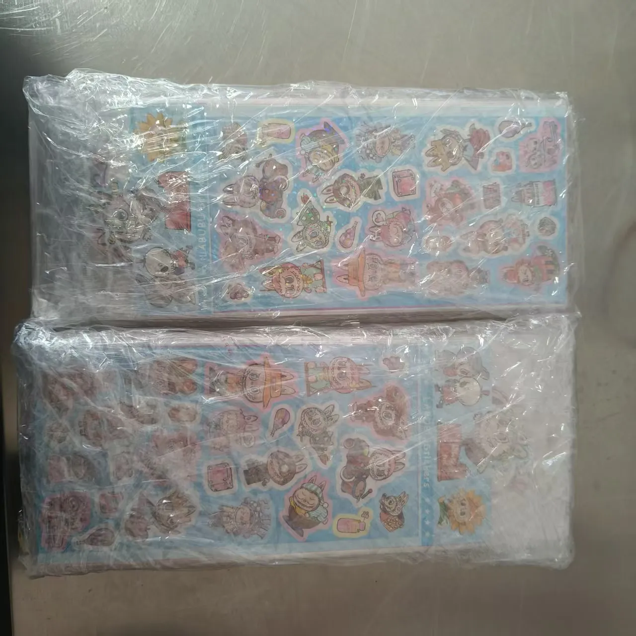 La société a expédié de nouveaux autocollants découpés pour enfants la semaine dernière