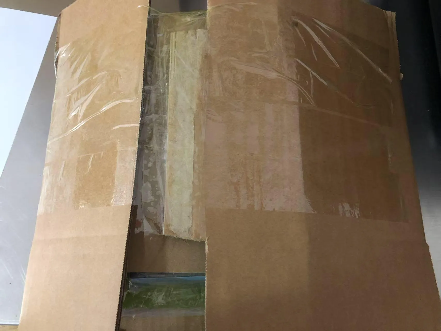 Les progrès de l'envoi de livres d'autocollants portables pour enfants en Ouganda