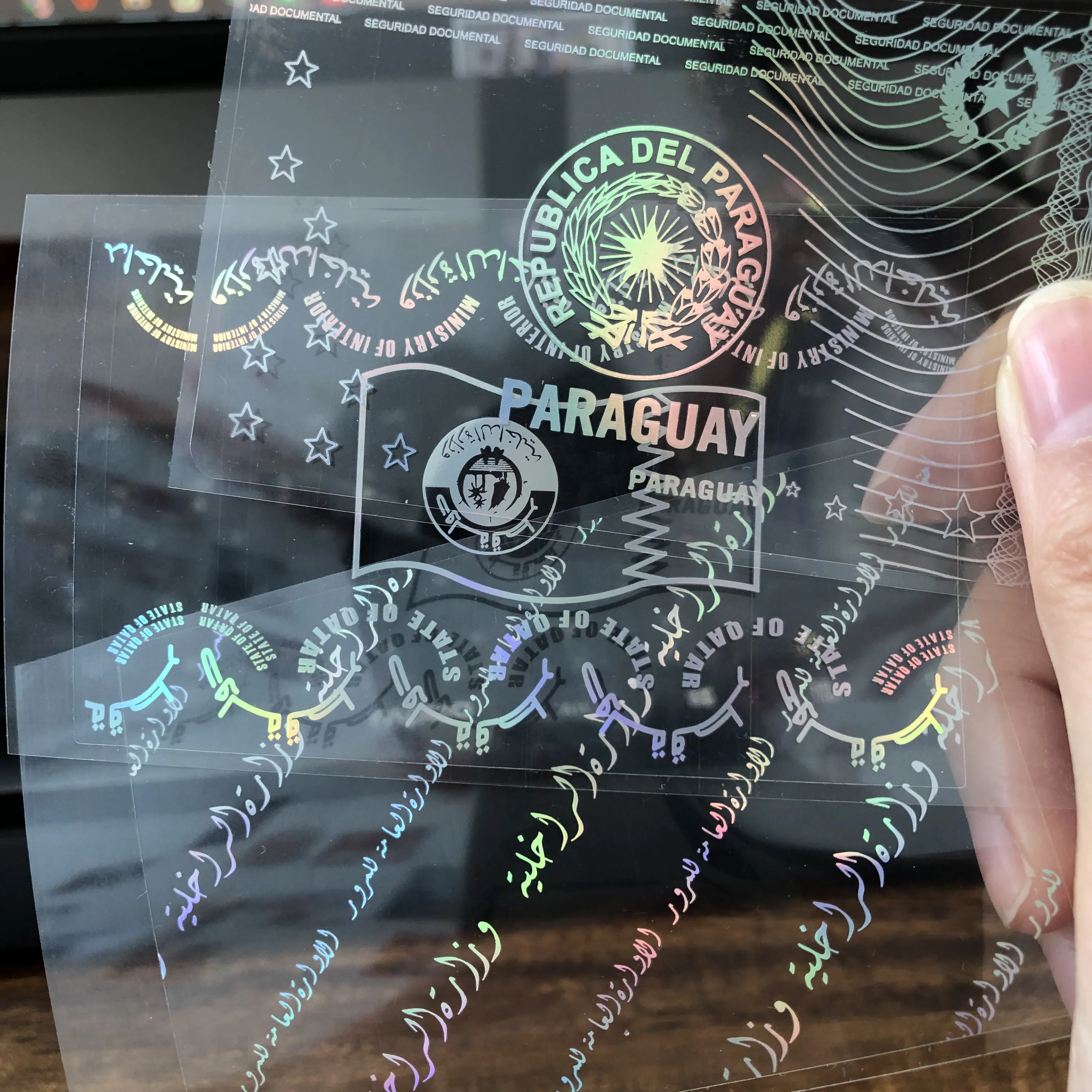 Pourquoi choisir l'autocollant holographique transparent pour carte de crédit ?