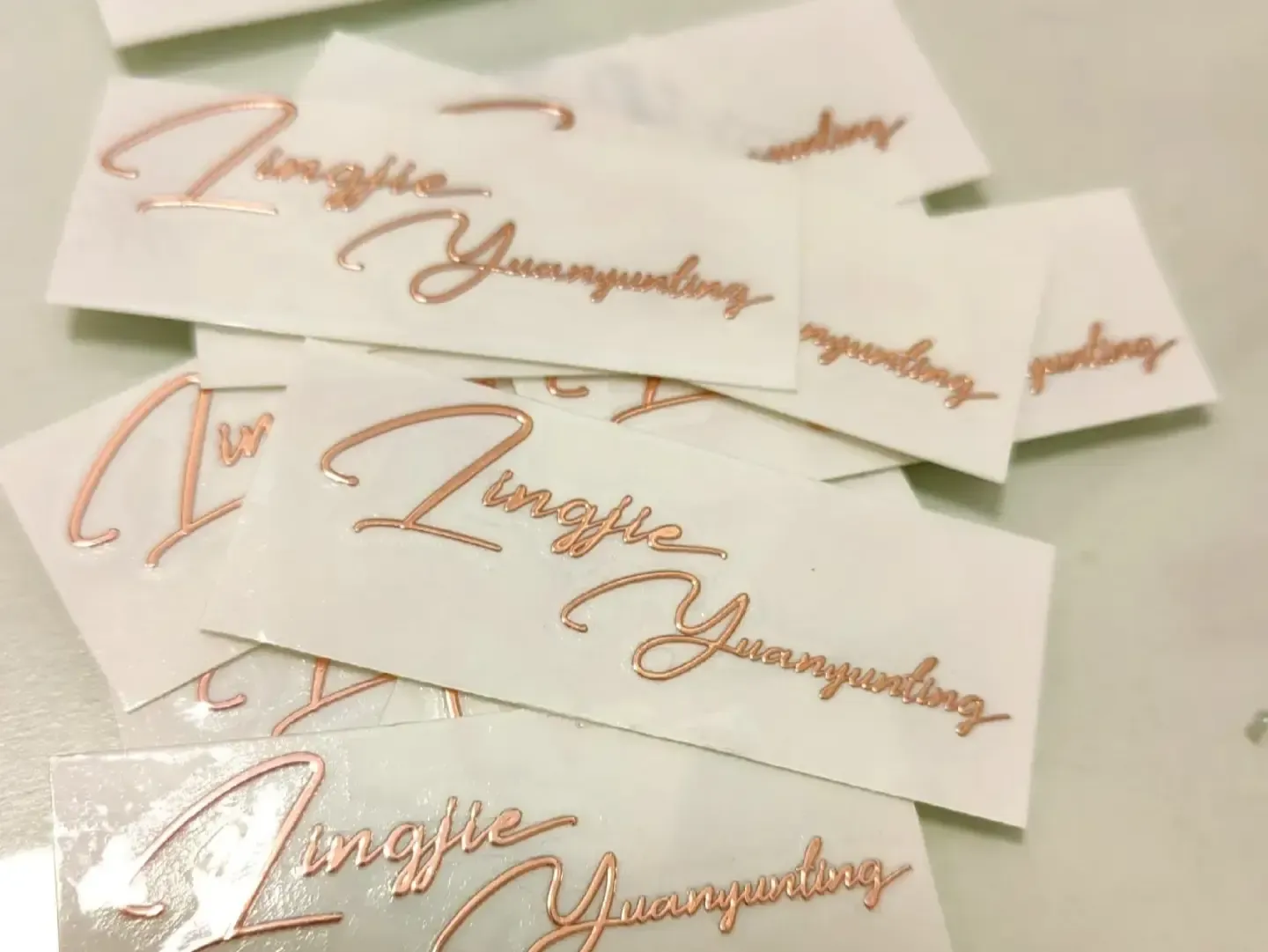 Les autocollants de transfert sont-ils amovibles ?