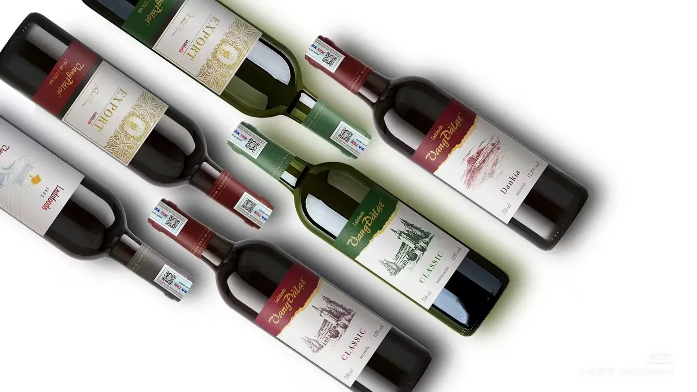 Quelles techniques sont couramment utilisées pour les étiquettes de vin ?